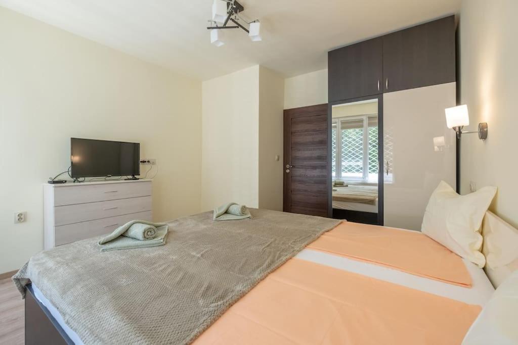 Top Location, Brand New 3 Bdrm Apt & Free Parking Sofía Exterior foto