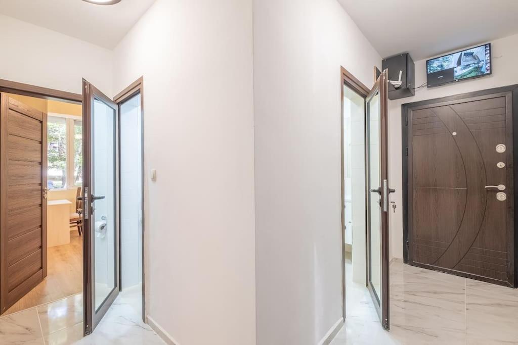 Top Location, Brand New 3 Bdrm Apt & Free Parking Sofía Exterior foto