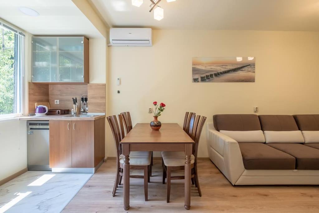 Top Location, Brand New 3 Bdrm Apt & Free Parking Sofía Exterior foto